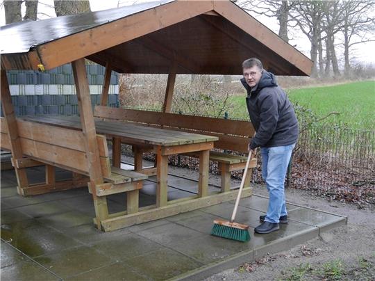 Rainer Gooßen sammelte das Geld für die Rast-Hütte . Jetzt kümmert er sich auch um sie. Foto: Umland