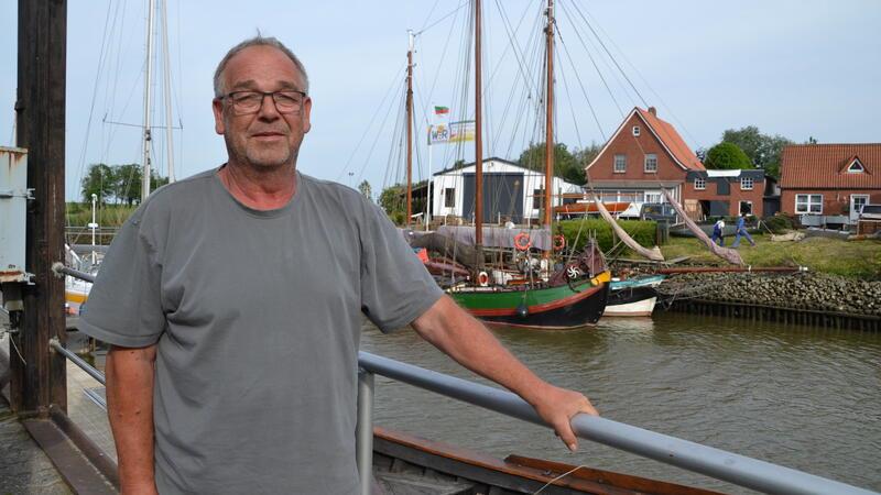Rainer Hatecke holt für das Abschlussfest historische Segelboote und traditionelle Börteboote in den Freiburger Hafen.
