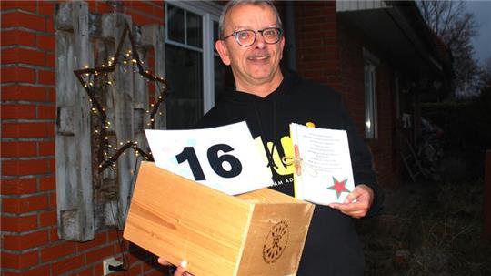 Rainer Heise öffnet am 16. Dezember seine Haustür für die Dorfbewohner in Helmste.