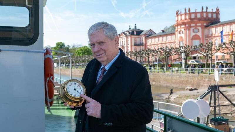 Rainer Hunold als Oberstaatsanwalt Bernd Reuther in der Serie „Der Staatsanwalt“ auf dem Rhein vor dem Biebricher Schloss.