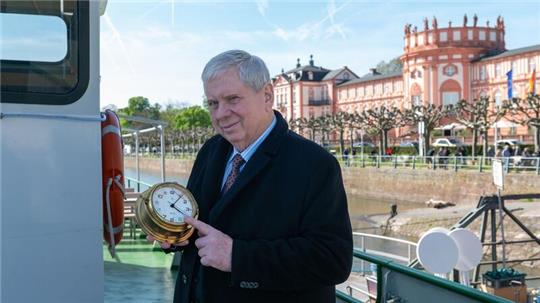 Rainer Hunold als Oberstaatsanwalt Bernd Reuther in der Serie „Der Staatsanwalt“ auf dem Rhein vor dem Biebricher Schloss.