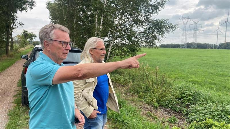 Rainer Klöfkorn (links) zeigt Reinhard Chedor die Stelle zwischen Großenhain und Ebersdorf, an der die Leiche von Sonja Ady am Morgen des 23. August 1987 gefunden wurde.