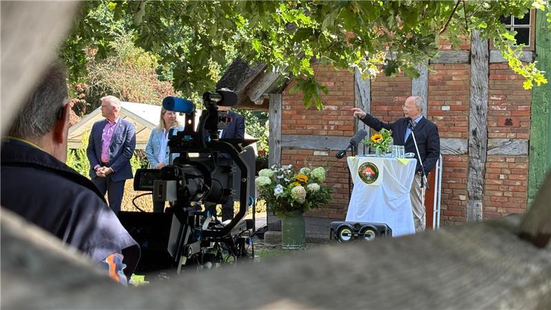 Es begann mit einem Backhaus: Bliedersdorf feiert sein „Dorf im Dorf“ Rainer Kröger bei seiner Festrede zum Vereinsjubiläum.