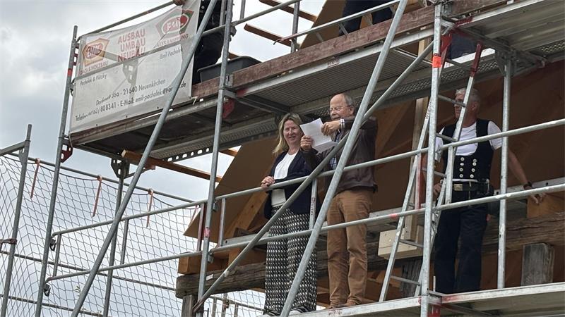 Bauen und Brauen: So findet ein Bliedersdorfer Verein neue Engagierte Rainer Kröger neben der stellvertretenden Landrätin Birgit Butter auf dem Baugerüst.