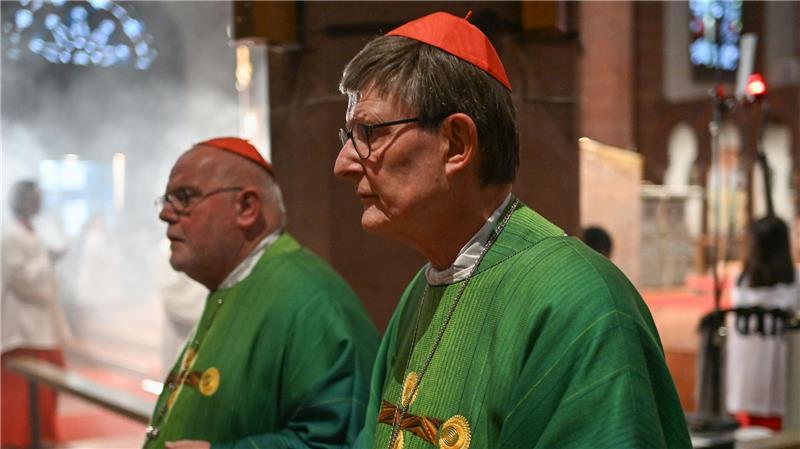 Rainer Maria Woelki (r) und Reinhard Marx sind zwei der drei deutschen Kardinäle, die den neuen Papst mitwählen. (Archivbild)