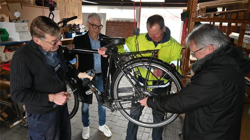 Generationen-Treff: Senioren schrauben in Jorker Schule an Rädern Rainer Matthias, Schulleiter Olaf Hesse, Kay Oestmann und Seniorenbeauftragter Kai Schlecht (von links) reparieren in der neuen Werkstatt an der Oberschule in Jork ein Fahrrad.
