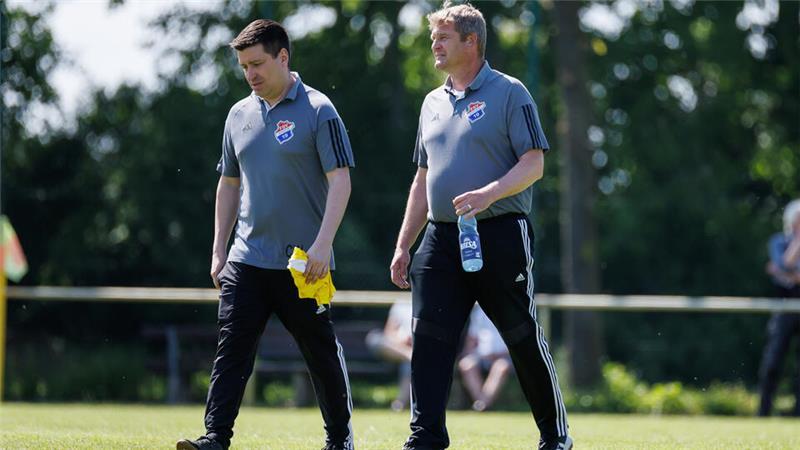 Amateurtrainer im Kreis Stade: Ohne die Liebe zum Fußball geht es nicht Rainer Rambow (rechts) wurde von Christian Wierzbinski (links) zu den FSV Bliedersdorf/Nottensdorf gelotst.