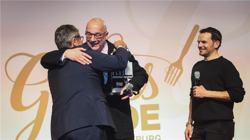 Dieses Hamburger Restaurant gewinnt den „Genuss-Michel“ Rainer Sass (M), Moderator und Fernsehkoch, Sigmar Gabriel (SPD, l), Bundesaußenminister a.D., und Stefen Henssler, Gastronom und Fernsehkoch, stehen bei der Verleihung des Gastropreises „Genuss-Michel 2025“ in den Fischauktionshallen auf der Bühne.