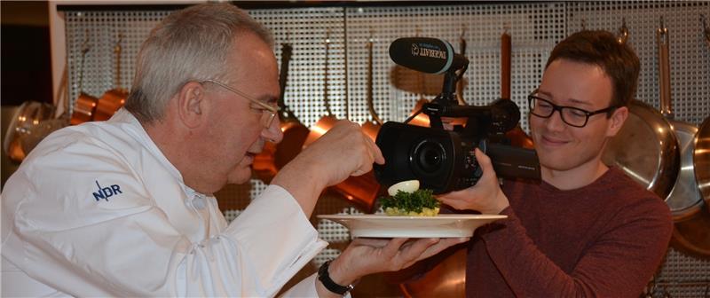 Rainer Sass scherzt mit Tageblatt-TV-Filmemacher David Schunk vor laufender Kamera .