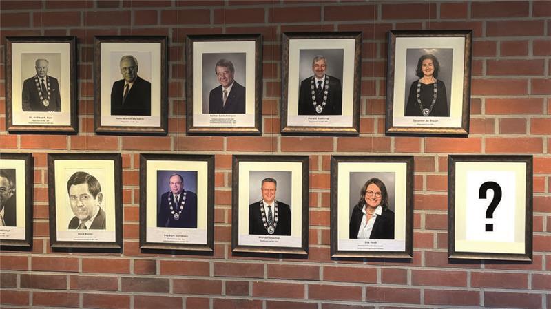 Parteien gehen auf die Suche: Wer folgt in Harsefeld auf Ute Kück? Rainer Schlichtmann, Ute Kück und ? Im Rathaus in Harsefeld hängen Porträts der bisherigen Samtgemeindebürgermeister und der Harsefelder Bürgermeister - diese jeweils mit Kette um den Hals.