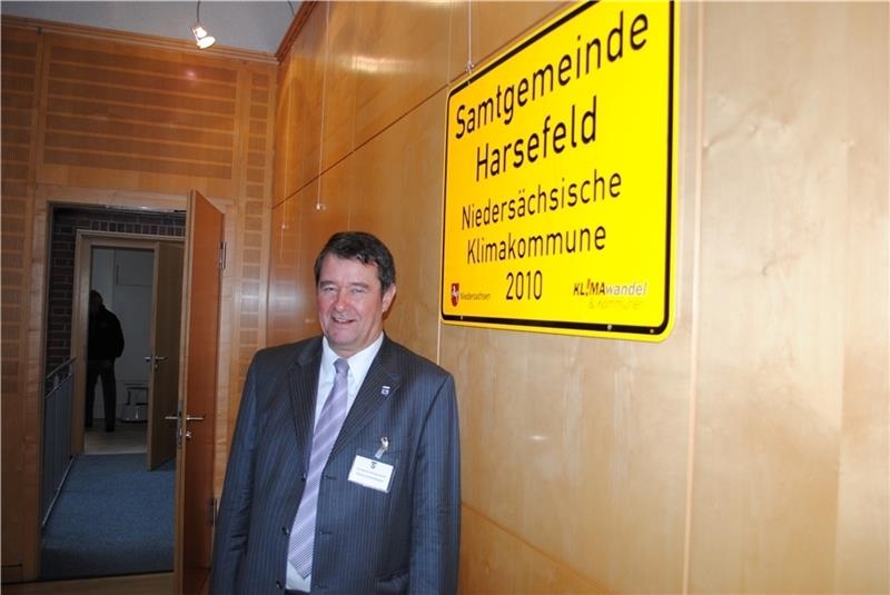 Rainer Schlichtmann vor dem Schild, das Harsefeld offiziell zur „Klimakommune“ macht. Foto: Stief