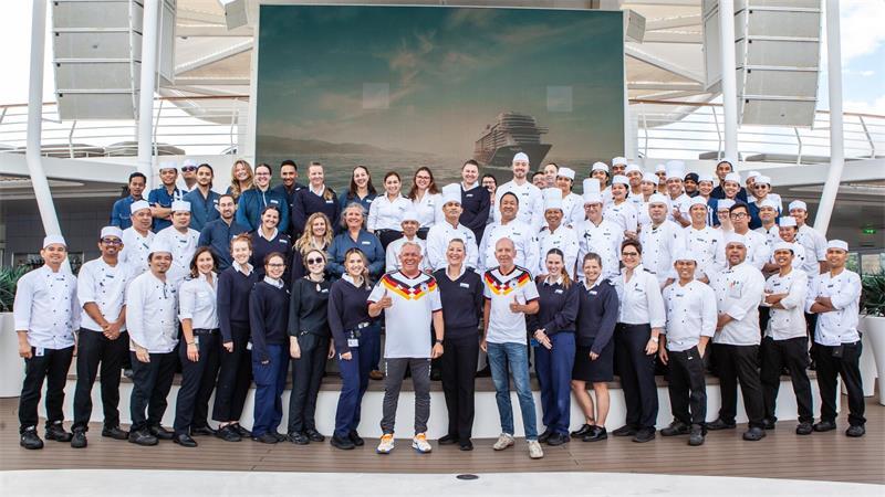 Rainer Thumann begleitet seit zwölf Jahren als Fußball-Experte die Welt- und Europameisterschaften auf der MeinSchiff-Flotte.