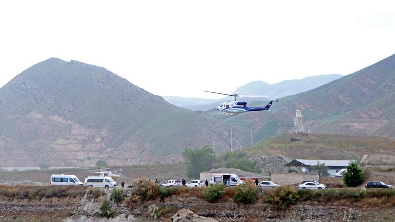 Staats-TV: Keine Überlebenden nach Helikopter-Absturz Raisi war zusammen mit Außenminister Amirabdollahian auf der Rückreise von einem Treffen mit dem Präsidenten des Aserbaidschan als ihre Maschine vom Radar verschwand.