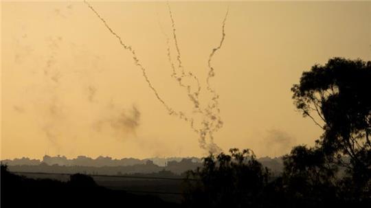 Raketen werden aus dem Gazastreifen auf Israel abgefeuert.