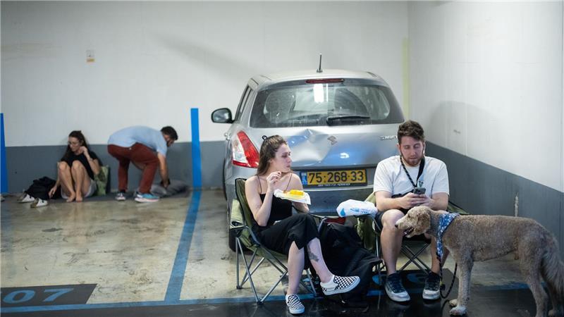 Raketenschlag bei Tel Aviv – Einwohner suchen Schutz