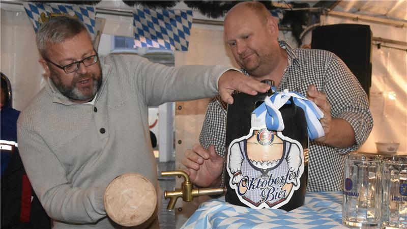 Ralf Dessel kann auch volkstümlich. Als Erster Stadtrat darf er unter der Obhut von Wiesn' Wirt Lars Höft das Fass anstechen.