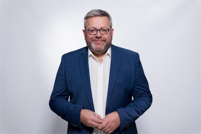 Bürgermeisterwahl in Buxtehude: Mewes legt mit Plakat-Blitzstart vor Ralf Dessel (parteilos) wirbt am Sonnabend in der Altstadt für seine Kandidatur.