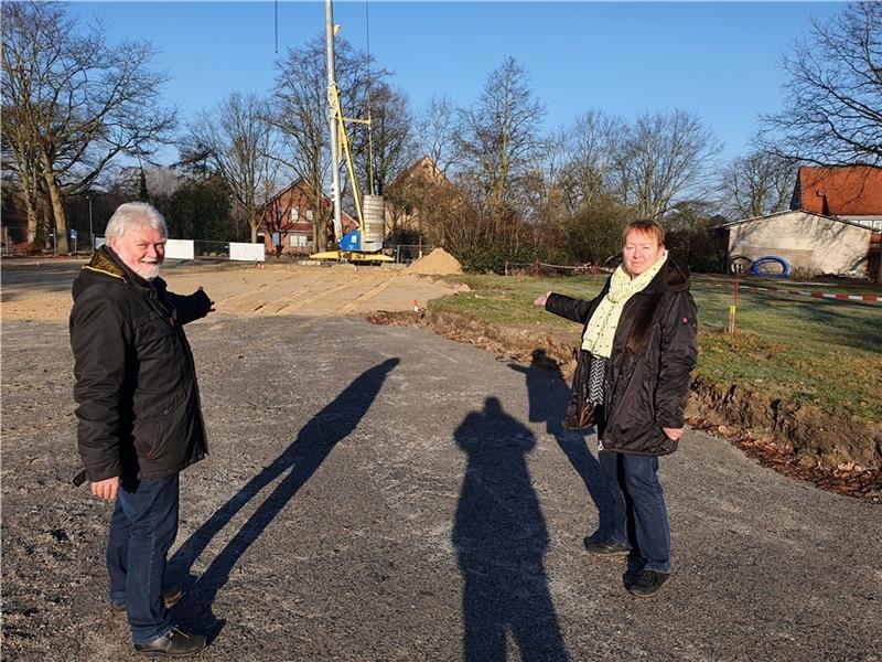 Ralf Handelsmann und Ute Lübs-Hoche aus dem Fredenbecker Rathaus freuen sich über den Startschuss der Bauarbeiten in Wedel. Foto: Beneke