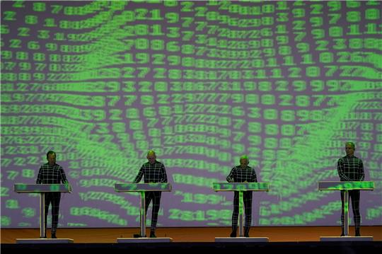 Ralf Hütter (l-r), Henning Schmitz, Fritz Hilpert und Falk Grieffenhagen von Kraftwerk  auf der Bühne.