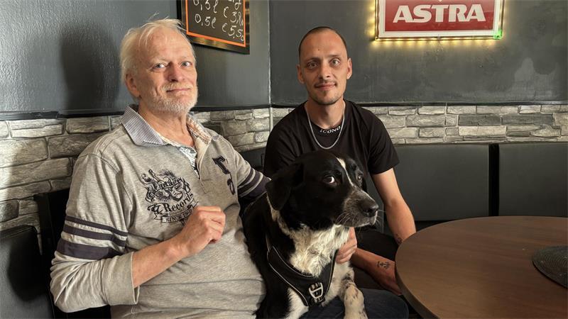Das ist los in der Stader City: Neue Kneipe und Cannabis-Handel Ralf Illmer (links) und Benjamin Kleppek wollen Charlie's Eck als Kneipe mit bezahlbaren Preisen etablieren. Hund Charlie ist der Namensgeber.