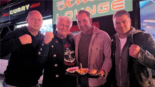 Ralf Kimmel (links) und André Gretesch (rechts) nehmen den Wirt der Reeperbahn-Kultkneipe Ritze, Carsten Marek, und dessen Anwalt Dr. Alexander Schneehain (mit einer Portion Curry-Wurst und Pommes) vor dem Imbiss in die Mitte.