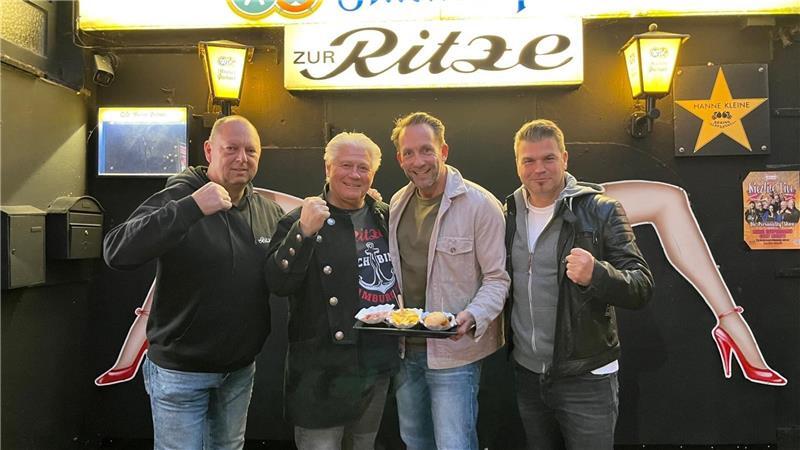 Kiez-König: Carsten Marek kommt mit Ritze-Curry nach Horneburg Ralf Kimmel und André Gretesch nehmen den Wirt der Reeperbahn-Kultkneipe, Carsten Marek, und seinen Anwalt Dr. Alexander Schneehain mit einer Portion Curry-Wurst und Pommes vor der Ritze (von links) mit den legendären ikonischen Beinen des Kiez-Rubens Erwin Ross.