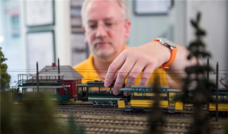 Ralf Kohlberg kontrolliert im Kleinbahn-Museum Wohldorf das Modell einer elektrischen Kleinbahn. Foto Sabrowsky/dpa