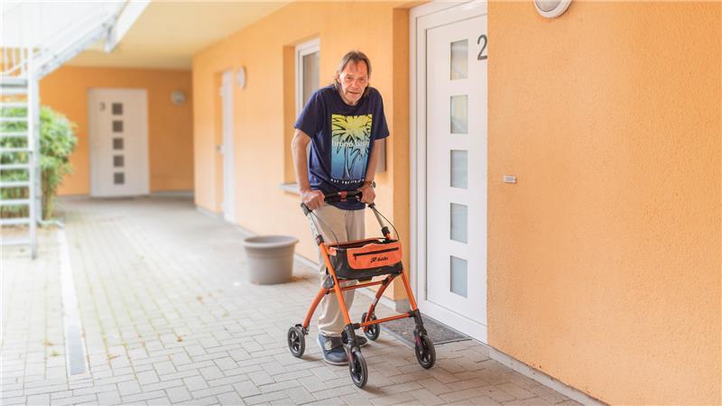 Ralf Kondziela vor seiner Wohnung im Wilhelm-Wendebourg-Haus.