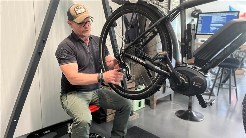 Liebe zum Rad: Nach Schicksalsschlag erfüllt Harsefelder sich seinen Traum Ralf Koslowski hat sich mit seiner Werkstatt für Fahrräder einen Traum erfüllt.