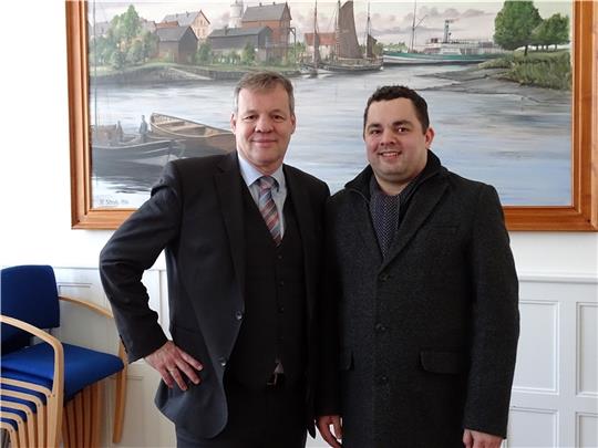 Ralf Neubauer (rechts) mit seinem Vor-Vor-Vorgänger und SPD-Genossen Markus Schreiber, der von 2002 bis 2012 Bezirksamtsleiter Mitte war, im Finkenwerder Bürgeramt. Jetzt ist Neubauer am Ruder. Foto: Lepél