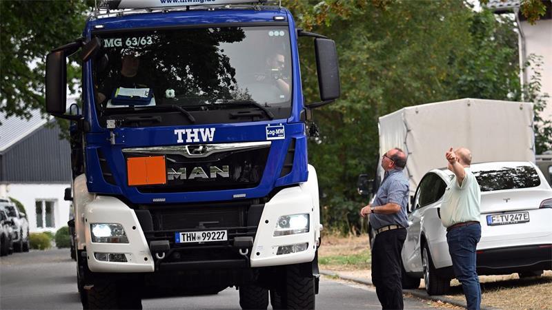 Ralf Nolten (l, CDU), Landrat des Kreises Düren und Stephan Cranen (parteilos), Bürgermeister der Gemeinde Hürtgenwald, weisen beim Waldbrand im Hürtgenwald einen THW-Lastwagen ein.
