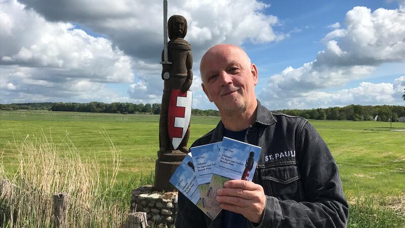 Ralf Poppe vor dem Broberger Roland. Er hat die Erlebnisse des Jägers und Fischers Berendt Plate neu aufgelegt.