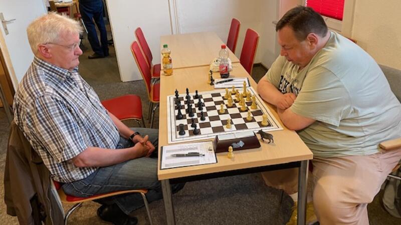 Rekordhalter Ralf Schöngart gewinnt vereinsinternes Finale um den Bezirkspokal Ralf Schöngart (links) setzte sich im Finale gegen seinen Vereinskollegen Stefan Lehmkuhl durch.