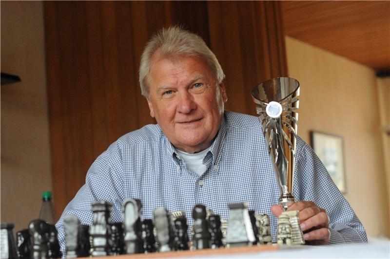 Ralf Schöngart zu Hause in Buxtehude. 1991 hat sich der heute 62-Jährige in Nicaragua Schachfiguren aus Ton gekauft. Alle handgetöpfert und seltene Unikate. Foto: Berlin