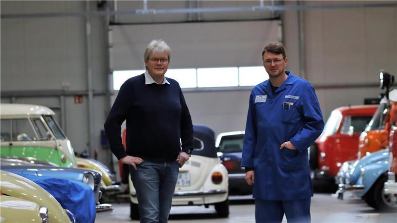 Ralf (links) und Harald Behling restaurieren in ihrer Fachwerkstatt in Sottrum historische Fahrzeuge. Foto: Saskia Harscher