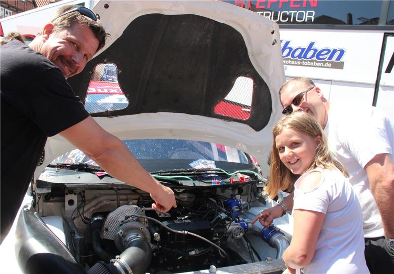 Rallyecross-Fahrer und Estering-Chef Andreas Steffen lässt Sebastian und Emilia Haack aus Jork unter die Haube seines Rallyecross Superstars blicken. Der 580-PS-Bolide ist unter zwei Sekunden von 0 auf 100.