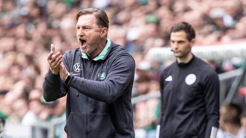 Leverkusen gewinnt wieder spät, Bayern verliert Ralph Hasenhüttl feierte bei seinem Debüt als Wolfsburg-Coach einen Sieg.