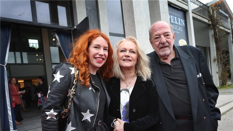 Ralph und Laura Siegel zeigen sich zusammen mit Sängerin Nicole (Mitte), die 1982 mit Siegels Lied „Ein bisschen Frieden“ den Grand Prix Eurovision de la Chanson gewann. (Archivbild)