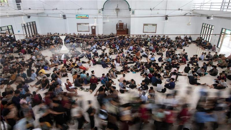 Ramadan - Schüler verlassen die Moschee nach dem Mittagsgebet während des heiligen Fastenmonats Ramadan in der Ar-Raudlatul Hasanah Islamic Boarding School.