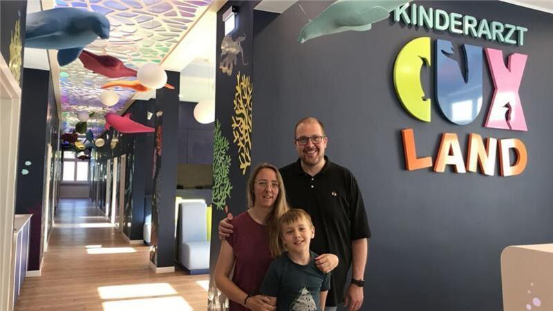 Aufnahmestopp: Kinderarzt-Erlebnispraxis wird überrannt Ramona und Michael Scheel mit Sohn Junes.