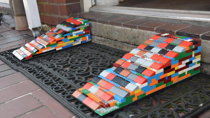 Rampen aus Legosteinen verschaffen Rollstuhlfahrern den Zutritt an schwer überwindbaren Eingangstüren von Ladengeschäften. Das Foto zeigt ein Beispiel an der Buchhandlung Schwarz auf Weiß in Buxtehude.