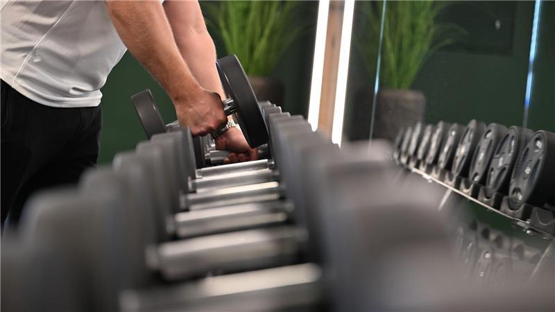 Ran an die Hanteln: Deutschlands Fitnessstudios haben immer mehr Mitglieder - aber kommen die auch immer? (Archivbild)