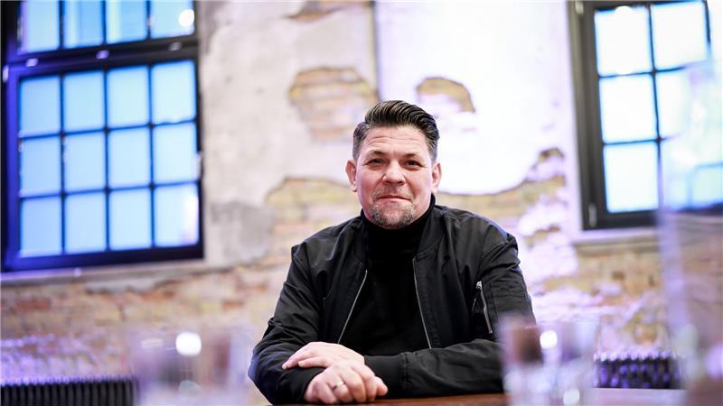 Mälzer und Jamie Oliver kochen - „emotionalste Staffel“ Ran an die Töpfe: Am Sonntag startet auf Vox die zehnte Staffel von „Kitchen Impossible“ - mit einem Stargast aus dem Ausland.