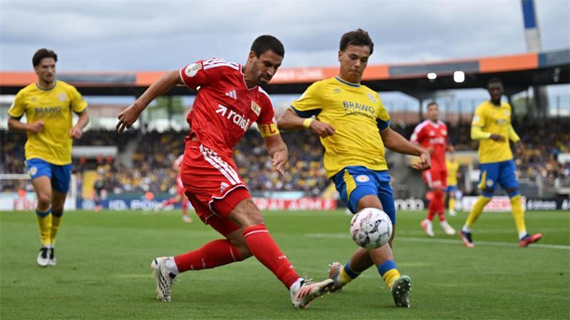 Rani Khedira von Union Berlin (l) und Max Marie von Eintracht Braunschweig im Zweikampf.