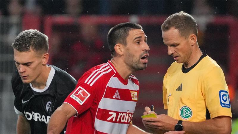 Rani Khedria kann eine Entscheidung von Schiedsrichter Storks nicht verstehen. 