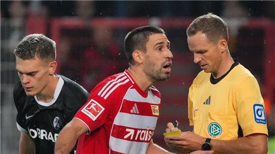 Rani Khedria kann eine Entscheidung von Schiedsrichter Storks nicht verstehen. 