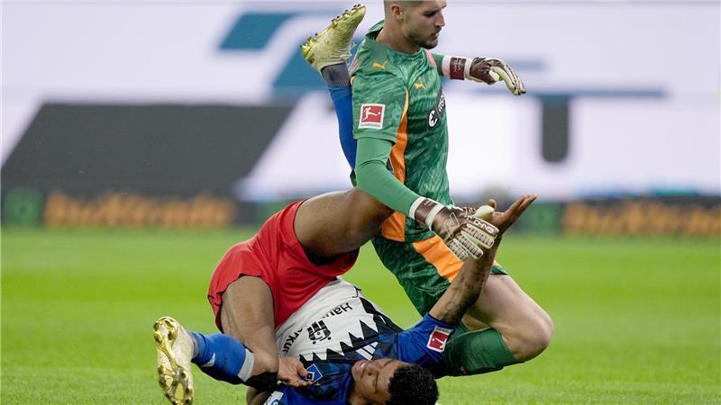 „Nicht gereicht“: St. Pauli zeigt HSV im Derby Grenzen auf Ransford Königsdörffer (l, Hamburger SV) und Torwart Nikola Vasilj (FC St. Pauli) in Aktion.