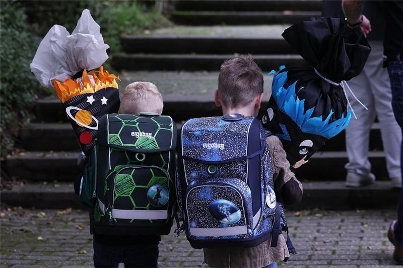 Ranzen, Etui, Stifte, Schultüte und Sportausrüstung müssen die Eltern kaufen. 970 Euro geben sie durchschnittlich pro Kind aus. Foto: David Young/dpa