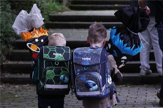 Ranzen, Etui, Stifte, Schultüte und Sportausrüstung müssen die Eltern kaufen. 970 Euro geben sie durchschnittlich pro Kind aus. Foto: David Young/dpa