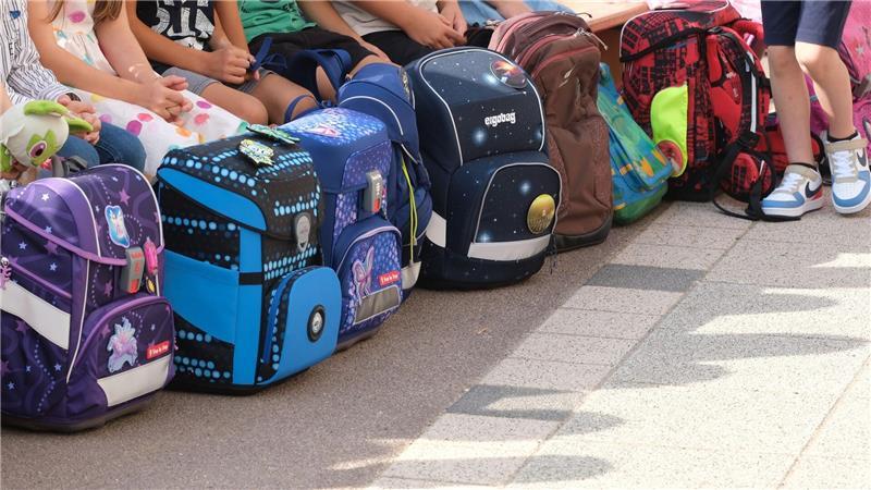 Schulstart in Deutschland - ausgerechnet bei Sommerhitze Ranzen packen, Bücher stemmen: Es geht wieder los für Tausende Schüler in Deutschland.